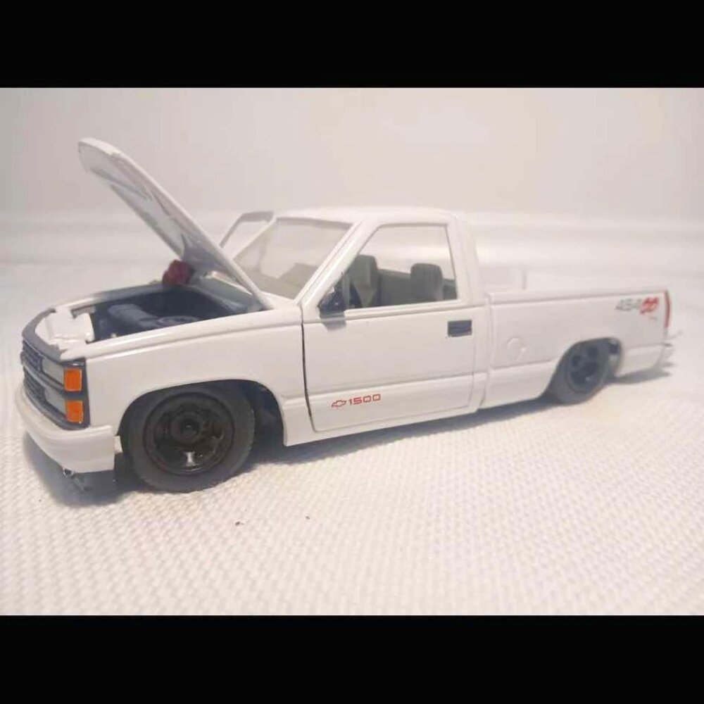1992 Chevrolet 454 SS Pickup Truck 1/24 Diecast Model Motormax 73203 white